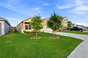 953 Willowbrook Ave, New Braunfels, TX 78130 - Photo 2