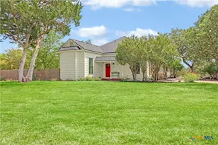 605 E Donegan St, Seguin, TX 78155 - Photo 2