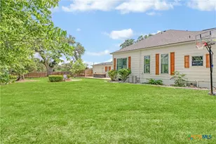 605 E Donegan St, Seguin, TX 78155 - Photo 32