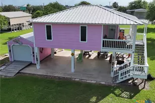 111 Springfield Ave, Port Lavaca, TX 77979 - Photo 2