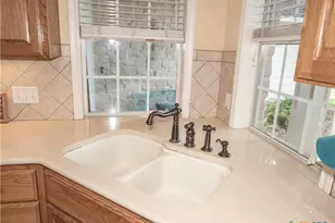 318 Green Gable Dr, Victoria, TX 77904 - Photo 18
