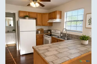 661 W Austin Street #D, Luling, TX 78648 - Photo 2
