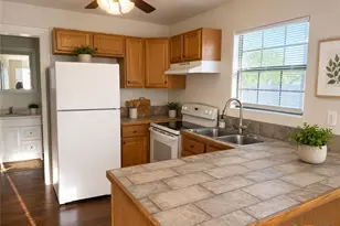 661 W Austin St, Luling, TX 78648 - Photo 2