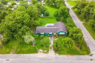 401 Kerr St, Edna, TX 77957 - Photo 1