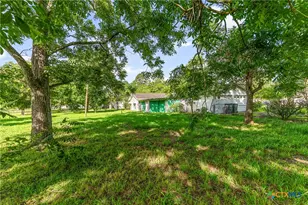 401 Kerr St, Edna, TX 77957 - Photo 18