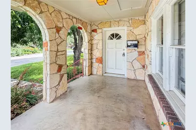 1195 W Coll Street, New Braunfels, TX 78130 - Photo 4