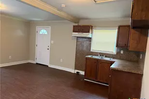 801 E Park Ave, Victoria, TX 77901 - Photo 2