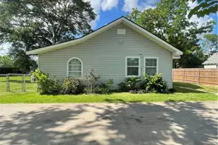 1006 South St, El Campo, TX 77962 - Photo 2