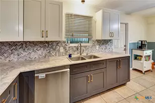 2301 E Walnut Ave, Victoria, TX 77901 - Photo 4