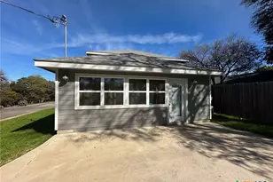 1419 Alamo St, San Marcos, TX 78666 - Photo 2