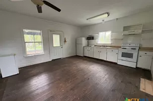 1017 W Nueces St, Victoria, TX 77901 - Photo 6