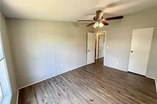 319 E Zipp Rd, New Braunfels, TX 78130 - Photo 14