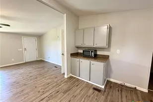 319 E Zipp Rd, New Braunfels, TX 78130 - Photo 6
