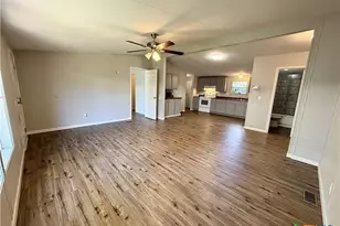 319 E Zipp Rd, New Braunfels, TX 78130 - Photo 2