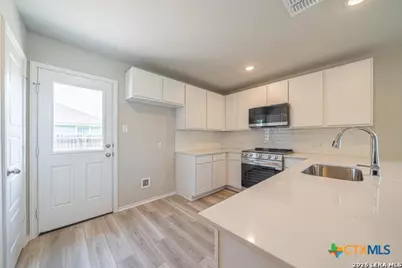 304 W Martindale, Seguin, TX 78155 - Photo 6