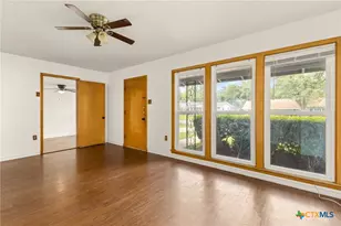 432 Romberg St, Seguin, TX 78155 - Photo 2