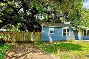307 S East St, Edna, TX 77957 - Photo 4