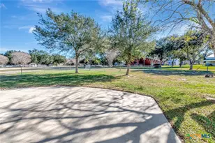 445 Lakeshore Dr, Victoria, TX 77905 - Photo 32