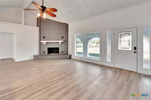 445 Lakeshore Dr, Victoria, TX 77905 - Photo 4