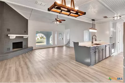 445 Lakeshore Drive, Victoria, TX 77905 - Photo 2