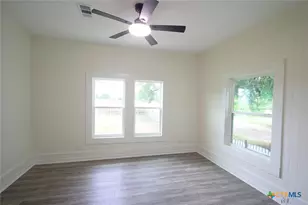 106 N Pear St, Rockdale, TX 76567 - Photo 6