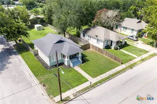 626 St Vincent St, Gonzales, TX 78629 - Photo 2