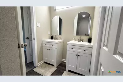 808 E 6th Street, Nixon, TX 78140 - Photo 16