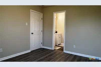 808 E 6th Street, Nixon, TX 78140 - Photo 14