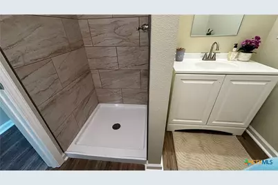 808 E 6th Street, Nixon, TX 78140 - Photo 22