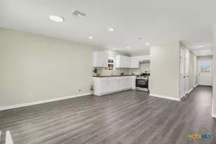 808 E 6th St, Nixon, TX 78140 - Photo 6