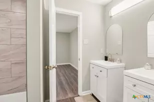 808 E 6th St, Nixon, TX 78140 - Photo 12