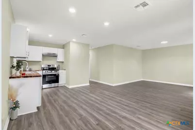 808 E 6th Street, Nixon, TX 78140 - Photo 10