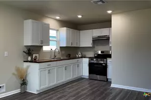 808 E 6th St, Nixon, TX 78140 - Photo 6