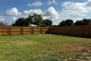 808 E 6th St, Nixon, TX 78140 - Photo 28