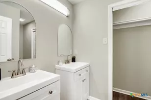 808 E 6th St, Nixon, TX 78140 - Photo 14