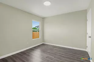 808 E 6th St, Nixon, TX 78140 - Photo 18