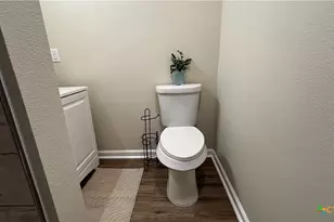 808 E 6th St, Nixon, TX 78140 - Photo 22