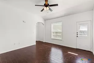 586 Creekside Cir, New Braunfels, TX 78130 - Photo 4