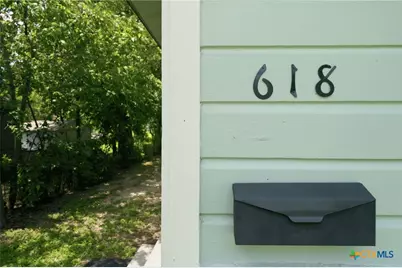 618 E Ireland Street, Seguin, TX 78155 - Photo 2