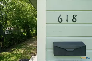618 E Ireland St, Seguin, TX 78155 - Photo 2
