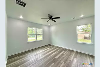 501 Walnut St, Yoakum, TX 77995 - Photo 24