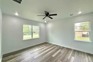 501 Walnut St, Yoakum, TX 77995 - Photo 24