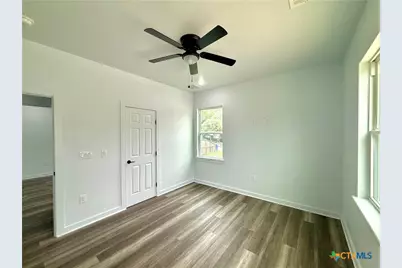 501 Walnut St, Yoakum, TX 77995 - Photo 28
