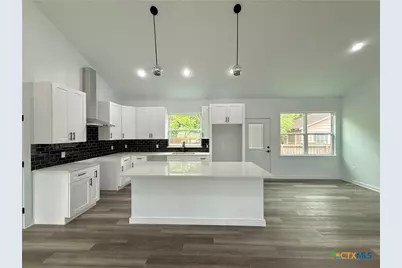 501 Walnut St, Yoakum, TX 77995 - Photo 12