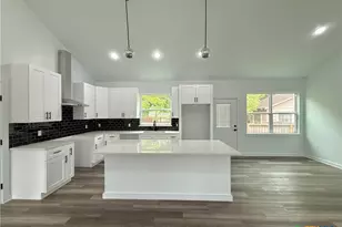 501 Walnut St, Yoakum, TX 77995 - Photo 12