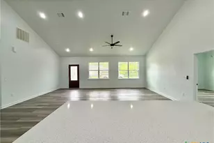501 Walnut St, Yoakum, TX 77995 - Photo 6