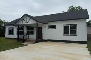 501 Walnut St, Yoakum, TX 77995 - Photo 2