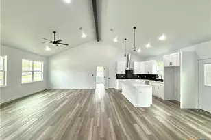 501 Walnut St, Yoakum, TX 77995 - Photo 8