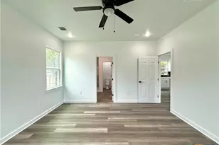 501 Walnut St, Yoakum, TX 77995 - Photo 20