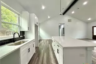 501 Walnut St, Yoakum, TX 77995 - Photo 10